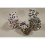 THREE ROYAL CROWN DERBY PAPERWEIGHTS COMPRISING MAJESTIC CAT - LIMITED EDITION 972 / 3500 WITH