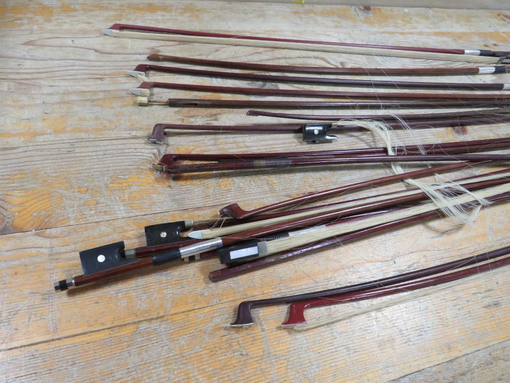 A COLLECTION OF ASSORTED VIOLIN BOWS - Image 4 of 4