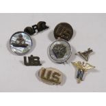 A COLLECTION OF ARMY RELATED BADGES AND BROOCHES