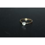 AN 18CT GOLD DIAMOND SOLITAIRE RING, the diamond being of an estimated quarter carat, approx
