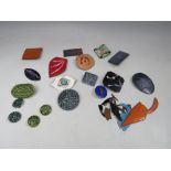 A COLLECTION OF MID CENTURY RETRO BROOCHES ETC., to include copper and ceramic examples, plus a