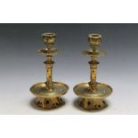 A PAIR OF DUTCH STYLE BRASS CANDLESTICKS, H 20 cm