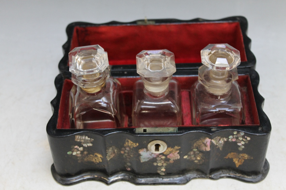 AN ANTIQUE PAPIER MACHE TRIPLE SCENT BOTTLE CASKET, having matched bottles to interior, one bottle - Image 3 of 5