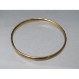 A CHESTER HALLMARKED 9CT GOLD BANGLE, internal Dia. 7 cm