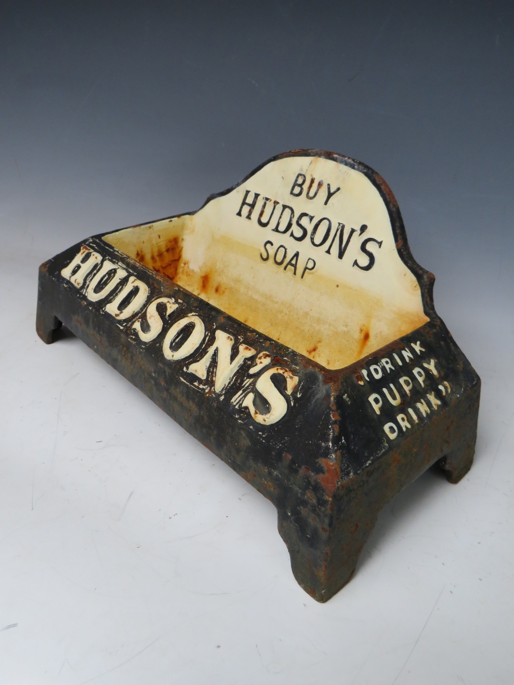 A VINTAGE CAST IRON 'HUDSON'S SOAP' ADVERTISING DOG DRINKING BOWL, H 19 cm, W 40 cm, D 16 cm - Image 2 of 2