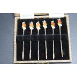 A NOVELTY SET OF HALLMARKED SILVER AND ENAMEL 'WITCHES ON BROOMSTICKS' COCKTAIL STICKS, L 8 cm, in