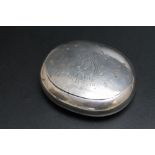 A HALLMARKED SILVER SQUEEZE ACTION SNUFF BOX BY HILLIARD & THOMASSON - CHESTER 1898, approx weight