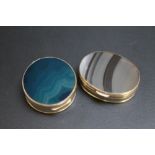 TWO AGATE SNUFF BOXES, W 4.5 cm