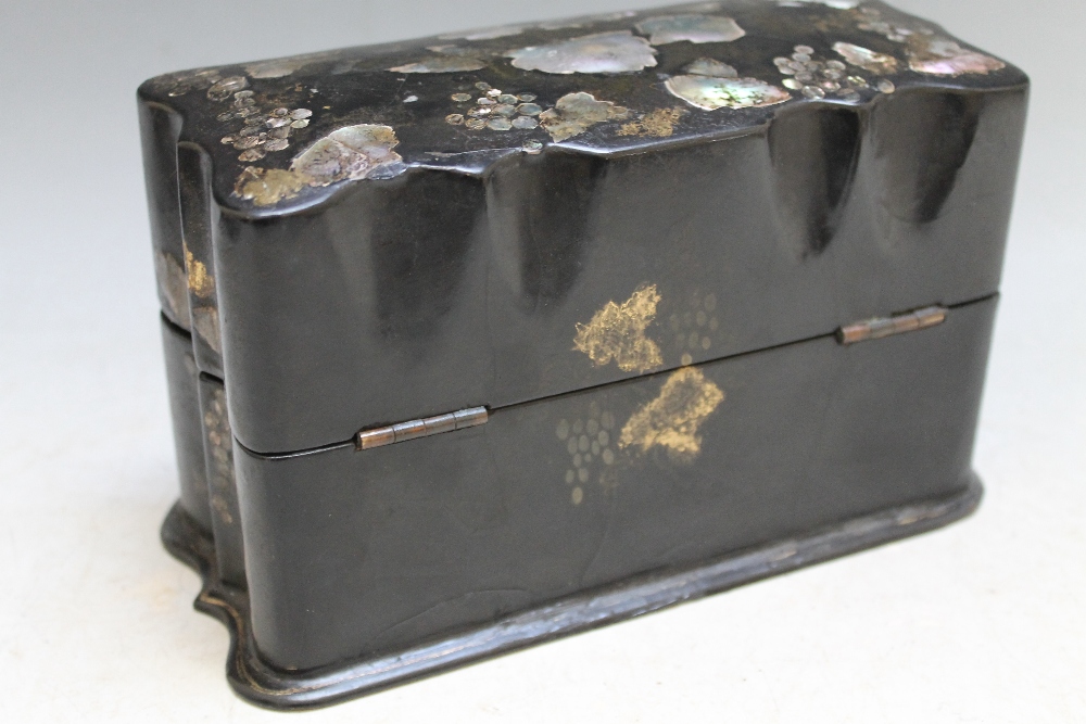 AN ANTIQUE PAPIER MACHE TRIPLE SCENT BOTTLE CASKET, having matched bottles to interior, one bottle - Image 5 of 5