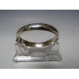 A HALLMARKED SILVER HINGED BANGLE