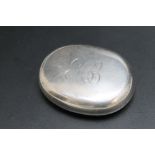 A LARGE HALLMARKED SILVER SQUEEZE ACTION SNUFF BOX BY GEORGE UNITE - BIRMINGHAM 1913, approx