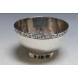 A HALLMARKED SILVER BOWL BY WAKELY & WHEELER - LONDON 1944, with Celtic style band to rim, approx