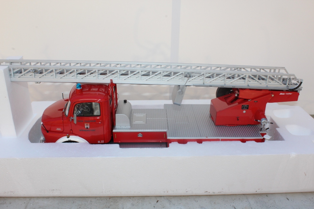 A SCHUCO 1:18 SCALE MERCEDES BENZ L322 MODEL FIRE ENGINE IN RED - Image 4 of 4