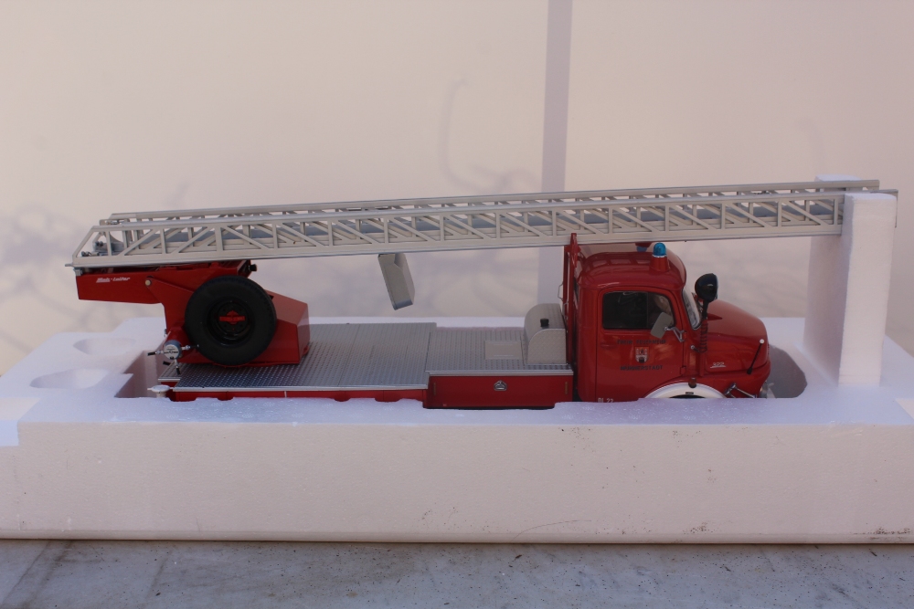 A SCHUCO 1:18 SCALE MERCEDES BENZ L322 MODEL FIRE ENGINE IN RED - Image 3 of 4