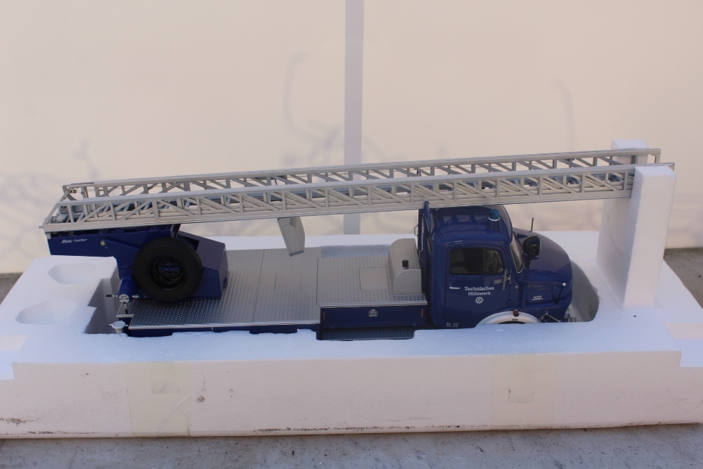 A SCHUCO 1:18 SCALE MERCEDES BENZ L322 MODEL FIRE ENGINE IN BLUE - Image 3 of 3