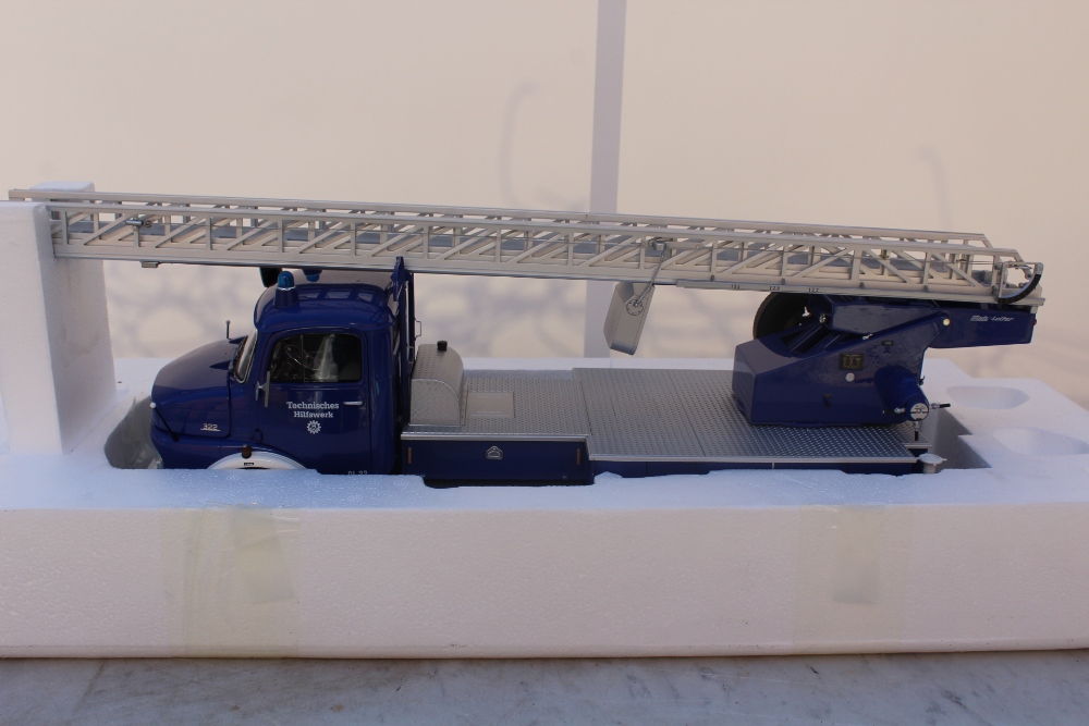 A SCHUCO 1:18 SCALE MERCEDES BENZ L322 MODEL FIRE ENGINE IN BLUE