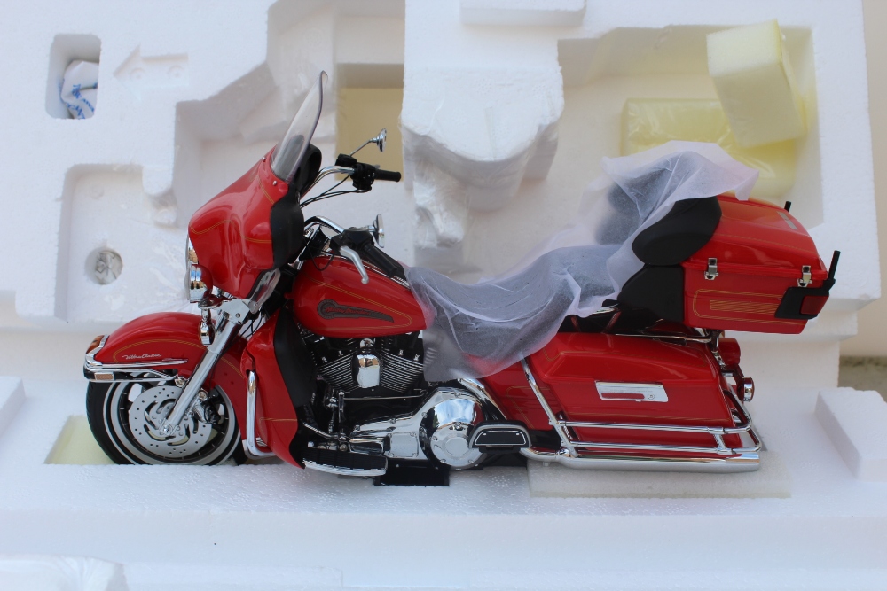 TWO FRANKLIN MINT PRECISION MODELS, a 2006 Harley Davidson Firefighter special edition, limited - Image 2 of 6