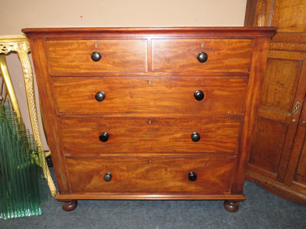 A MID VICTORIAN MAHOGANY CHEST OF FIVE DRAWERS WITH CROSSBANDED DETAIL H-115 W-121 CM - Image 6 of 6