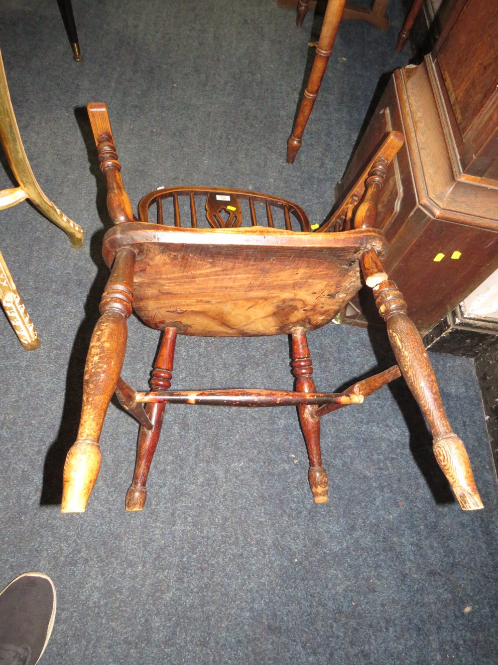 A SMALL 19TH CENTURY ELM WINDSOR ARMCHAIR - Image 6 of 6