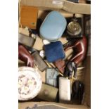A TRAY OF ASSORTED COLLECTABLES TO INCLUDE ORIENTAL SNUFF BOX, TIN LAMP, CASED COINS ETC
