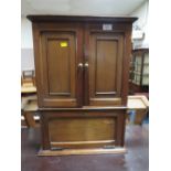 A SMALL MAHOGANY HANGING CABINET H -65 W-47 CM