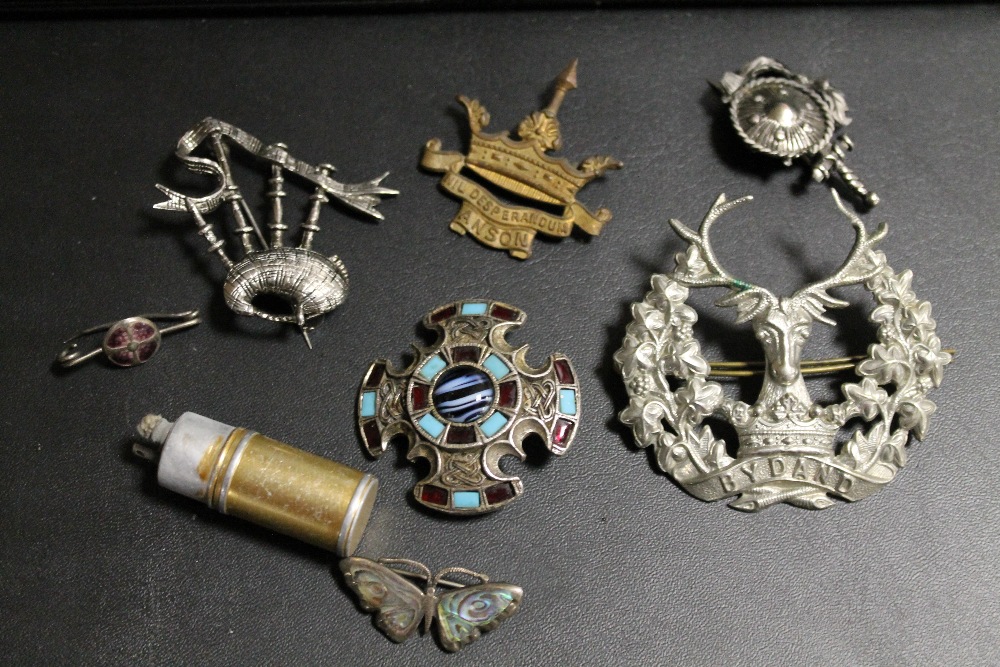 A QUANTITY OF VINTAGE CAP BADGES, BROOCHES ETC