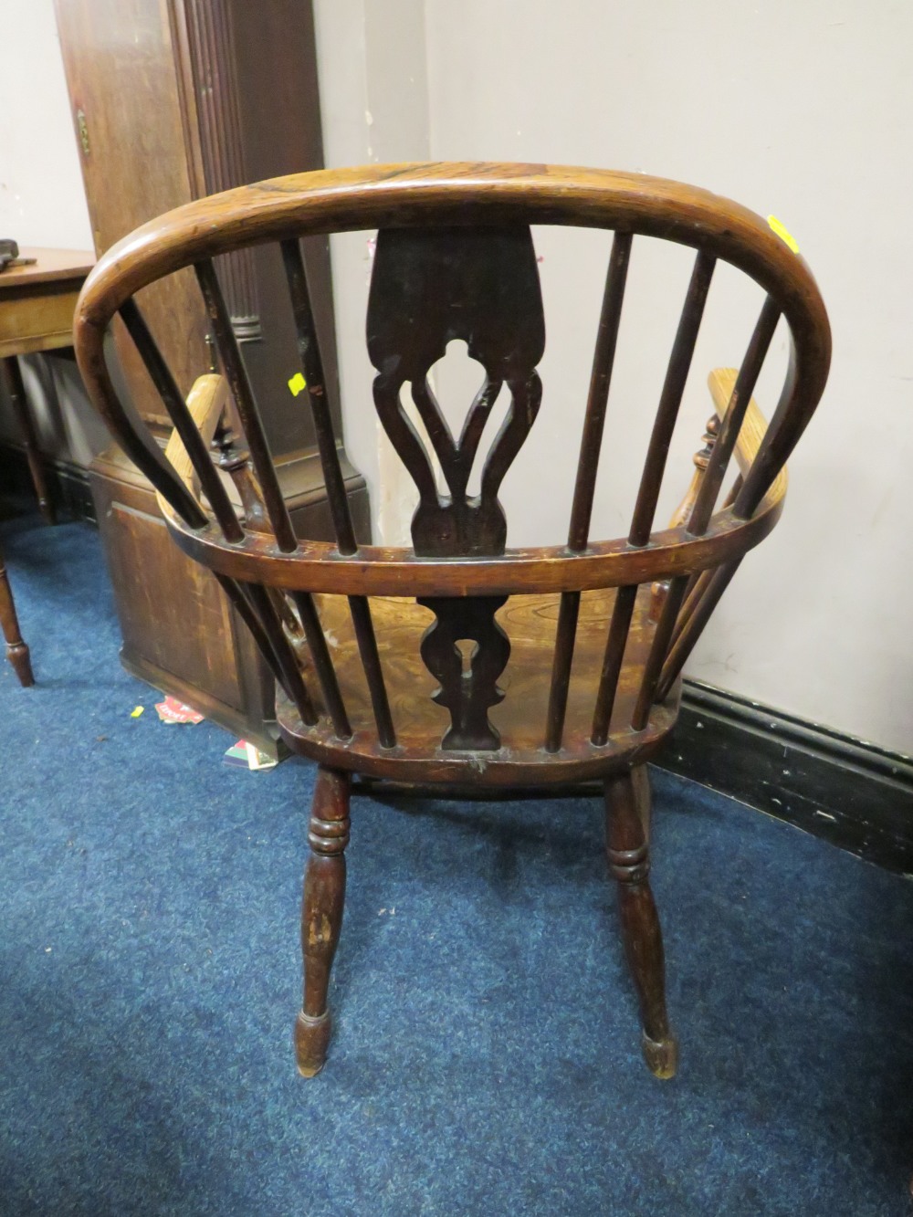 A SMALL 19TH CENTURY ELM WINDSOR ARMCHAIR - Image 3 of 6