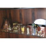 A SHELF OF COPPER AND BRASS WARE TO INCLUDE A LARGE COPPER FUNNEL