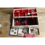 A VINTAGE JEWELLERY BOX AND CONTENTS TO INCLUDE A 9CT MOURNING BROOCH, FINE YELLOW METAL CHAINS,