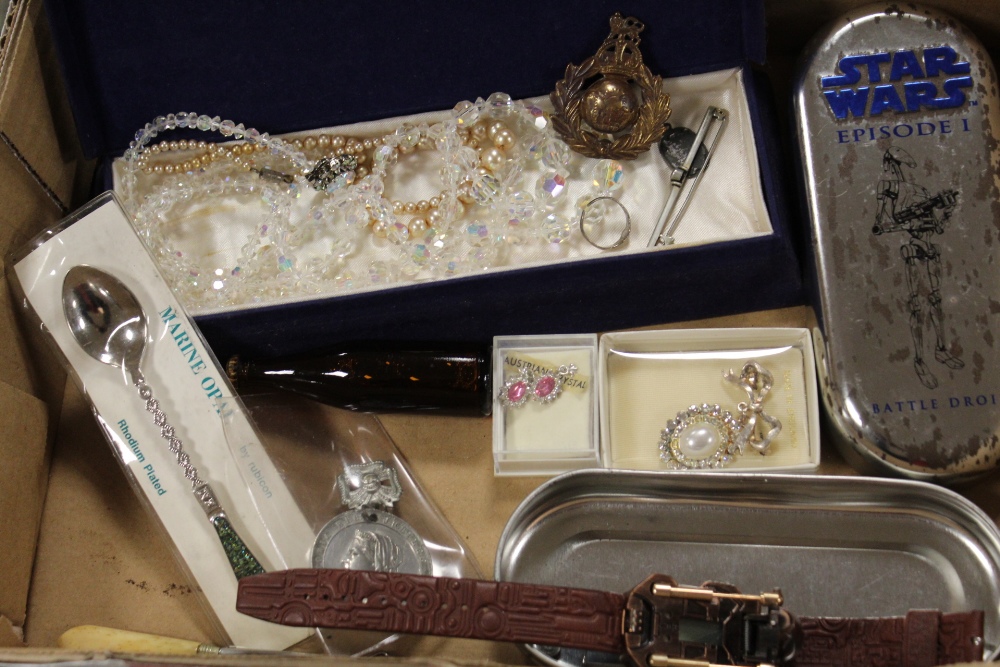 A SMALL QUANTITY OF VINTAGE JEWELLERY AND COLLECTABLES TO INCLUDE CAP BADGE ETC