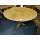 AN ANTIQUE STYLE OAK PEDESTAL TABLE