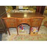 A 19TH CENTURY MAHOGANY SERPENTINE FRONTED SIDEBOARD WITH CROSSBANDED DETAIL H-92 W-151 CM