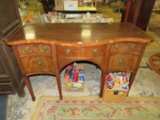 A 19TH CENTURY MAHOGANY SERPENTINE FRONTED SIDEBOARD WITH CROSSBANDED DETAIL H-92 W-151 CM