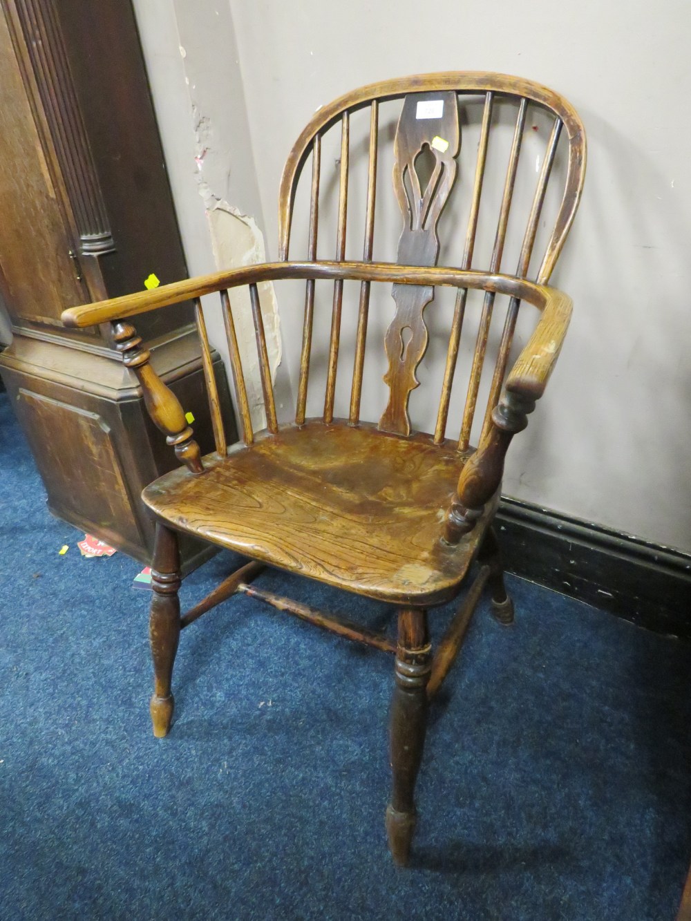 A SMALL 19TH CENTURY ELM WINDSOR ARMCHAIR - Image 2 of 6