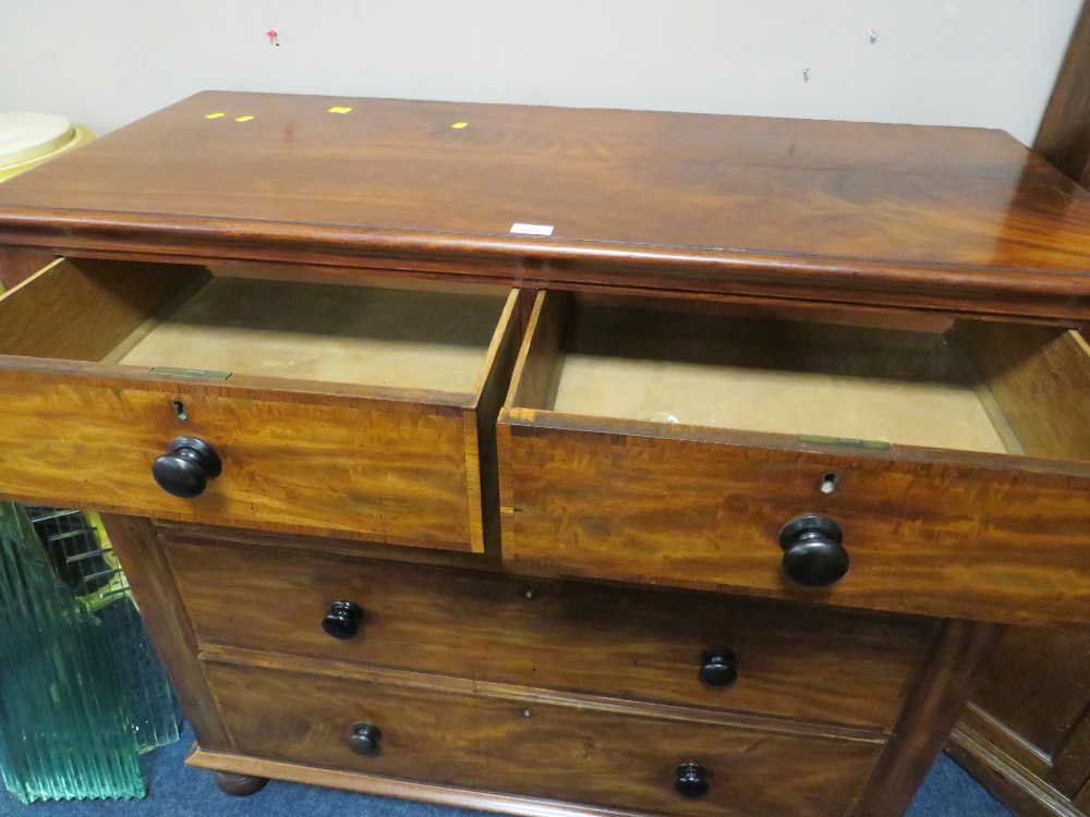 A MID VICTORIAN MAHOGANY CHEST OF FIVE DRAWERS WITH CROSSBANDED DETAIL H-115 W-121 CM - Image 3 of 6