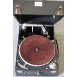 A VINTAGE COLUMBIA PORTABLE WIND UP GRAMOPHONE