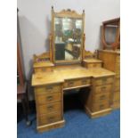 AN EDWARDIAN OAK DRESSING TABLE W-122 CM