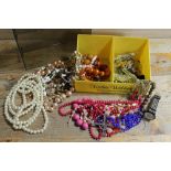 A SMALL QUANTITY OF COSTUME JEWELLERY