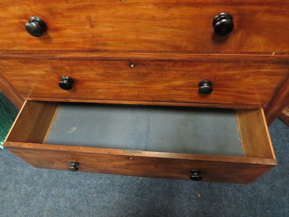 A MID VICTORIAN MAHOGANY CHEST OF FIVE DRAWERS WITH CROSSBANDED DETAIL H-115 W-121 CM - Image 5 of 6