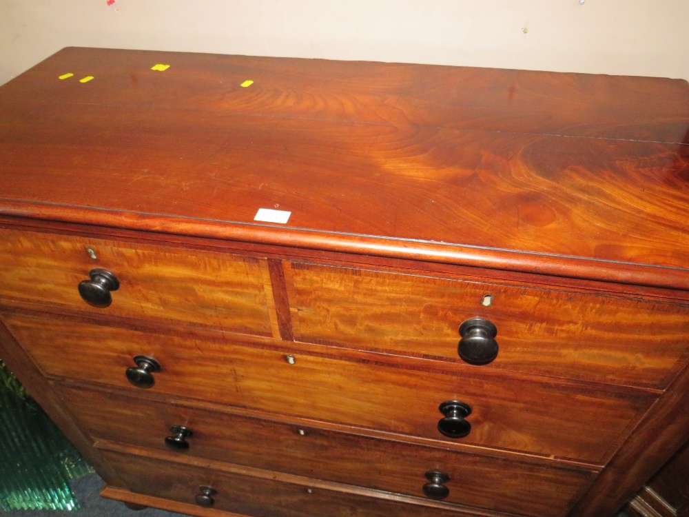 A MID VICTORIAN MAHOGANY CHEST OF FIVE DRAWERS WITH CROSSBANDED DETAIL H-115 W-121 CM - Image 2 of 6