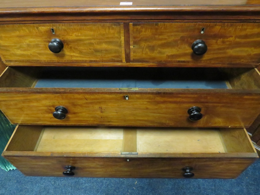 A MID VICTORIAN MAHOGANY CHEST OF FIVE DRAWERS WITH CROSSBANDED DETAIL H-115 W-121 CM - Image 4 of 6