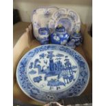 A TRAY OF ASSORTED ORIENTAL BLUE AND WHITE CERAMICS ETC