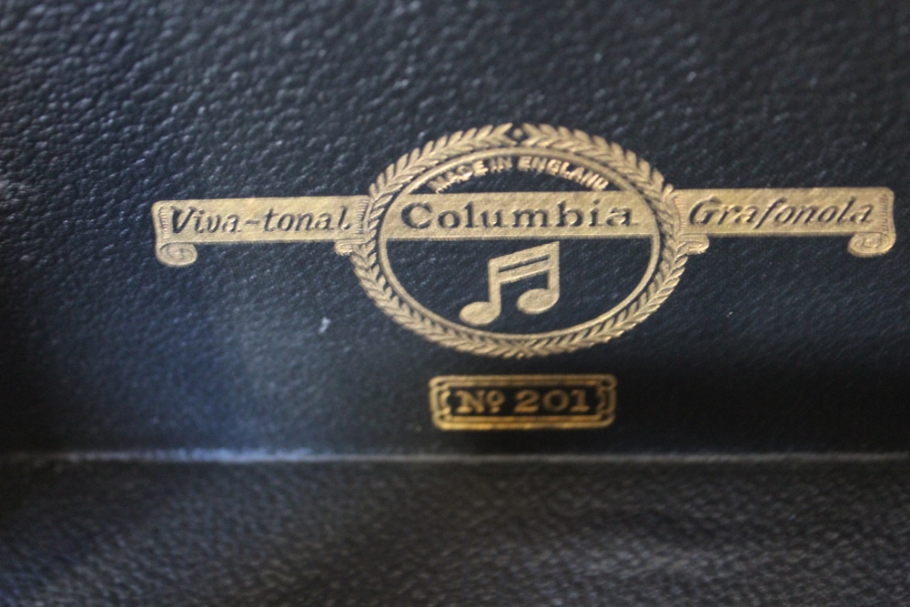 A VINTAGE COLUMBIA PORTABLE WIND UP GRAMOPHONE - Image 2 of 2