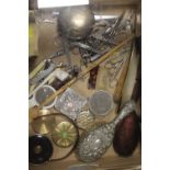 A TRAY OF COLLECTABLES TO INCLUDE A HALLMARKED SILVER POWDER BOX, PENKNIVES, COMPACTS ETC