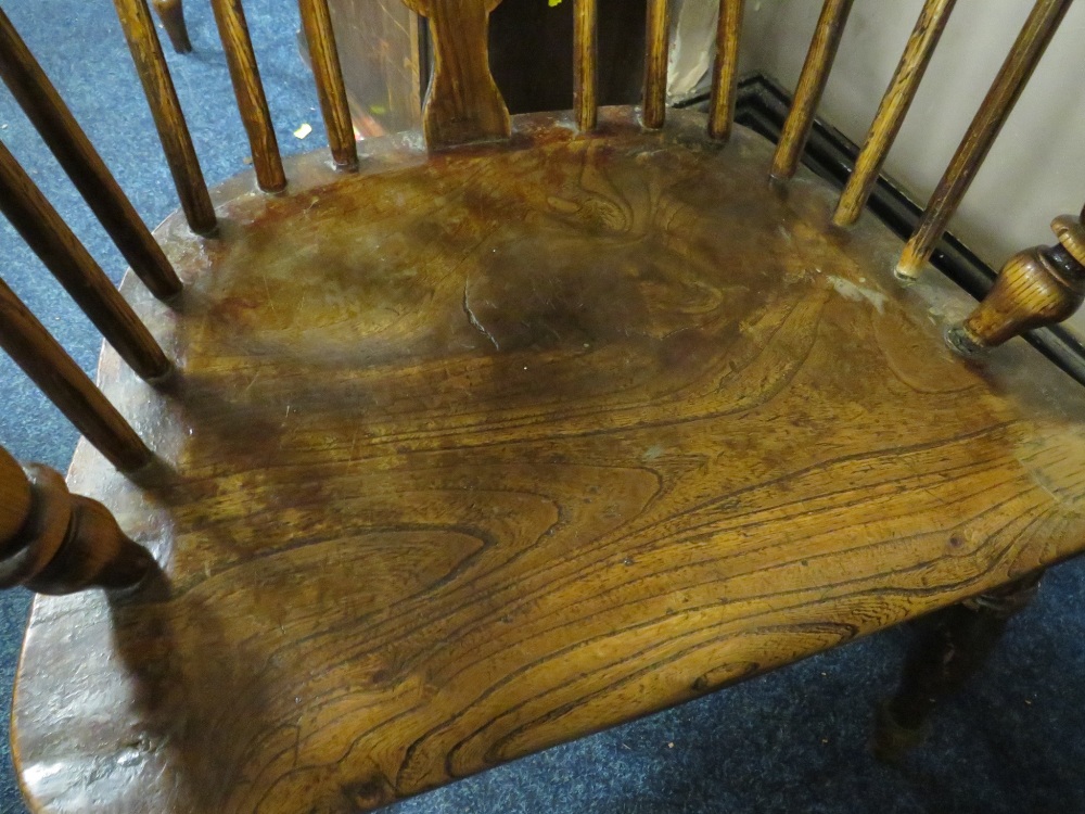 A SMALL 19TH CENTURY ELM WINDSOR ARMCHAIR - Image 4 of 6