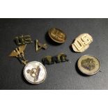 A COLLECTION OF ARMY RELATED BADGES AND BROOCHES