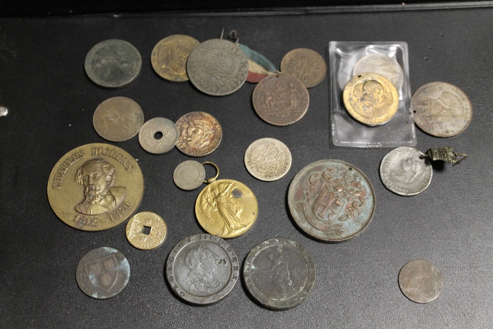 A TUB CONTAINING GEORGIAN COINS, TOKENS AND A WW1 MEDAL PRESENTED TO 67560 PTE H.D.CHANCE WARWICK