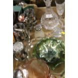 A TRAY OF ASSORTED GLASSWARE TO INCLUDE A DECANTER, VINTAGE PINK PRESSED GLASS JUG ETC