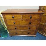 A MID VICTORIAN MAHOGANY CHEST OF FIVE DRAWERS WITH CROSSBANDED DETAIL H-115 W-121 CM