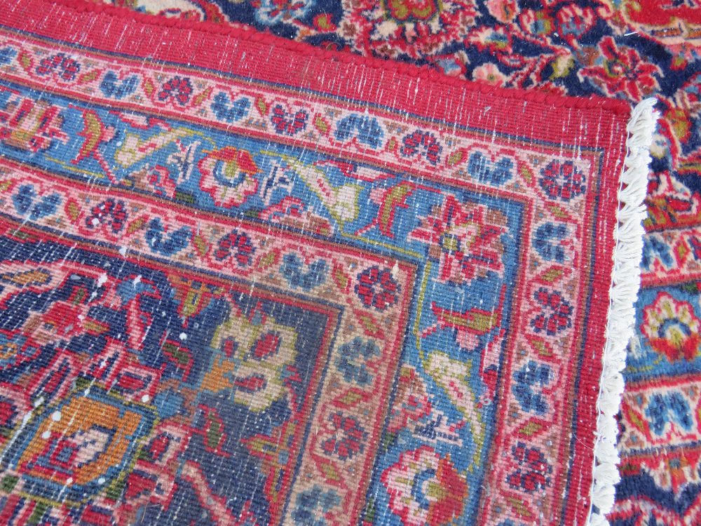 A LARGE RED / BLUE GROUND CARPET, APPROX 389 X 297 CM - WEAR THROUGHOUT - Image 8 of 8
